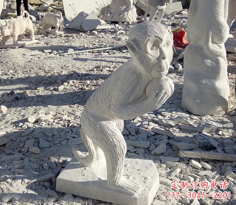 海南抱桃子的猴子石雕系列传承古老文化,让爱活跃起来