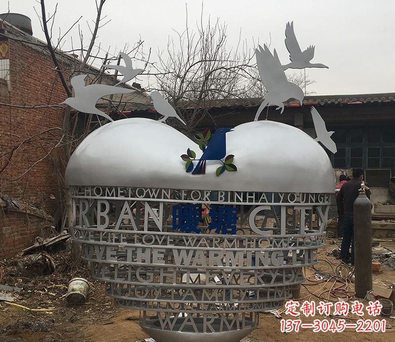 海南不锈钢爱心字母雕塑——象征着爱的礼物