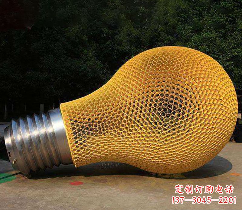 海南不锈钢灯泡雕塑灯光下的美丽