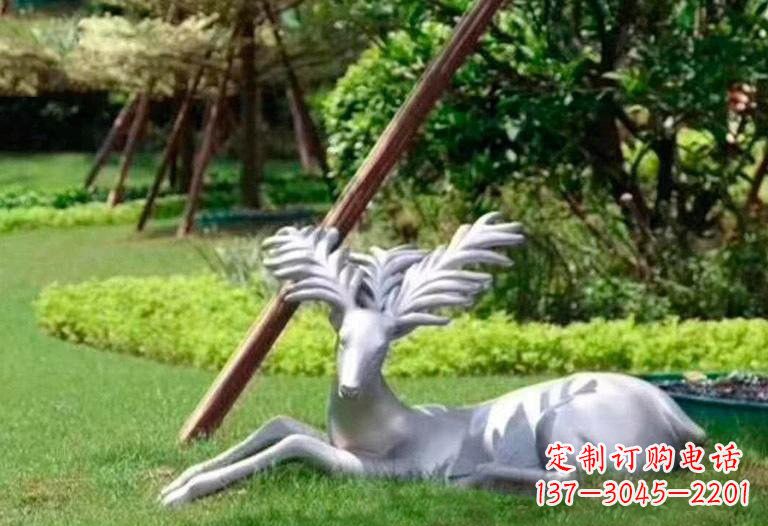 海南不锈钢公园大角鹿雕塑精致而美丽