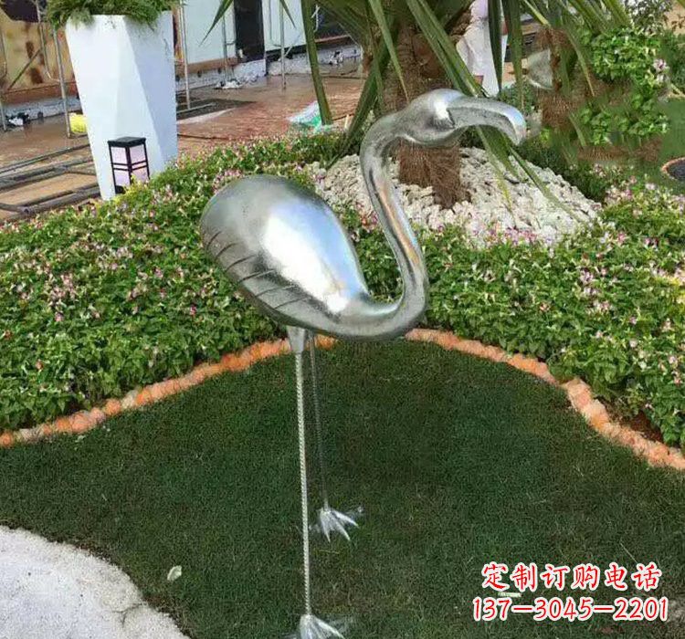 海南火烈鸟雕塑美丽而又充满力量