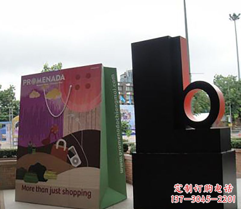 海南不锈钢购物袋雕塑为公园带来现代风格