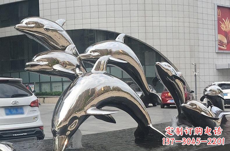 海南海豚雕塑——不锈钢广场上的跳跃动态