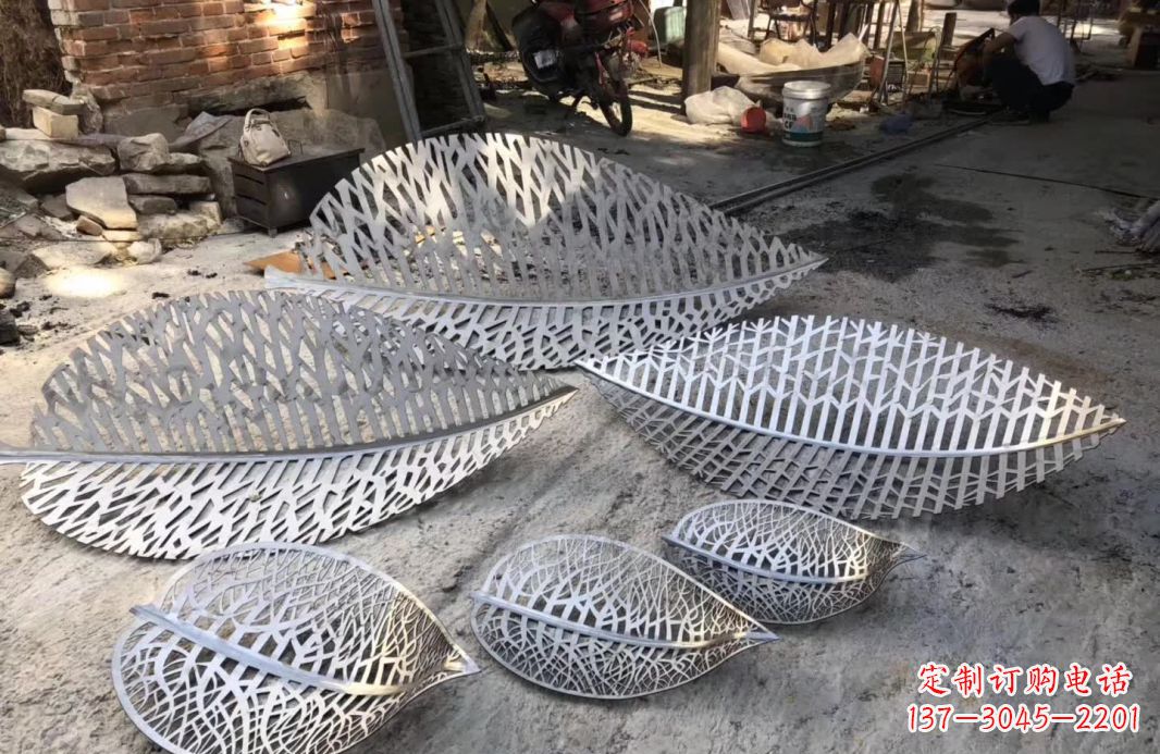 海南不锈钢树叶雕塑美丽的自然之美