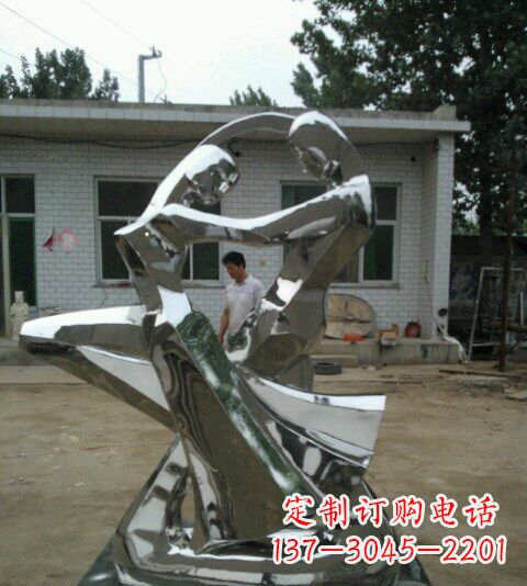 海南浪漫的不锈钢情侣雕塑