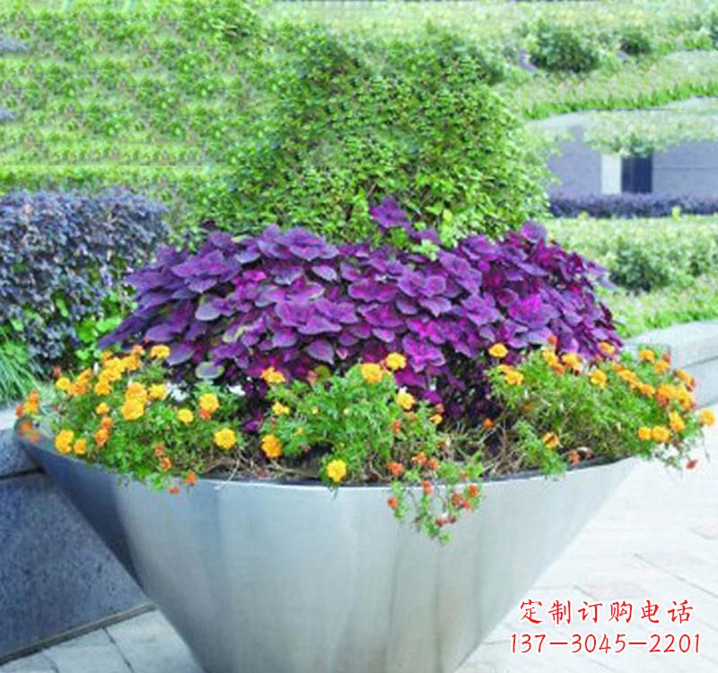 海南不锈钢花盆雕塑艺术之美