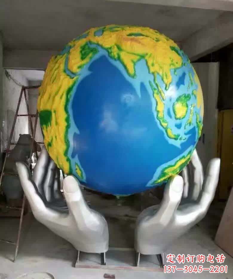 海南不锈钢手托地球雕塑精美的艺术作品