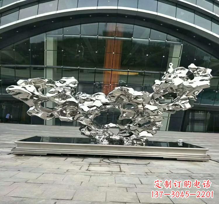 海南灵动的太湖石雕塑