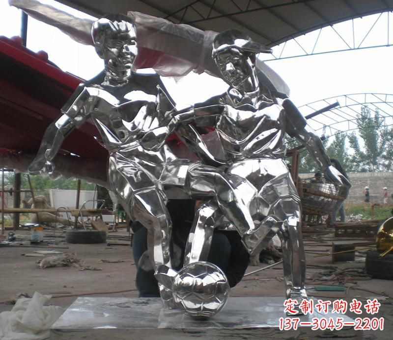 海南展现足球精神的不锈钢雕塑