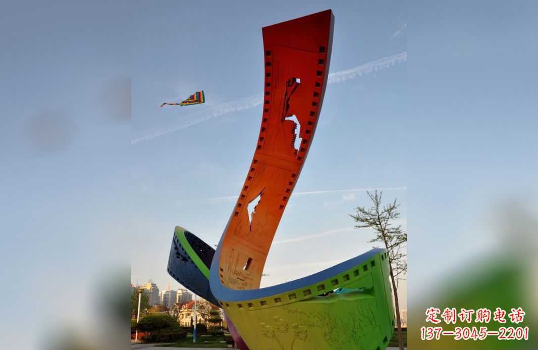 海南不锈钢五彩胶卷广场雕塑——现代美学的象征