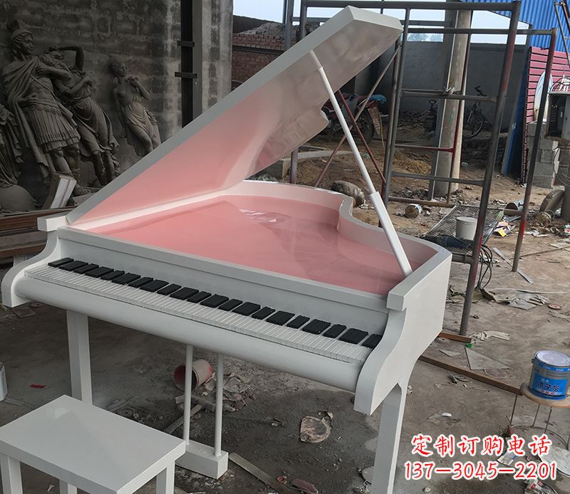 海南校园里的钢琴雕塑
