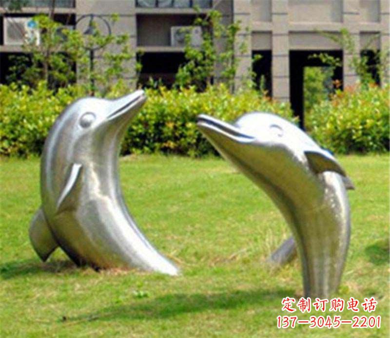 海南海豚雕塑草坪上的精美装饰