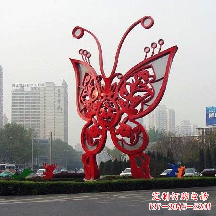 海南绿化带上的大型红色蝴蝶雕塑