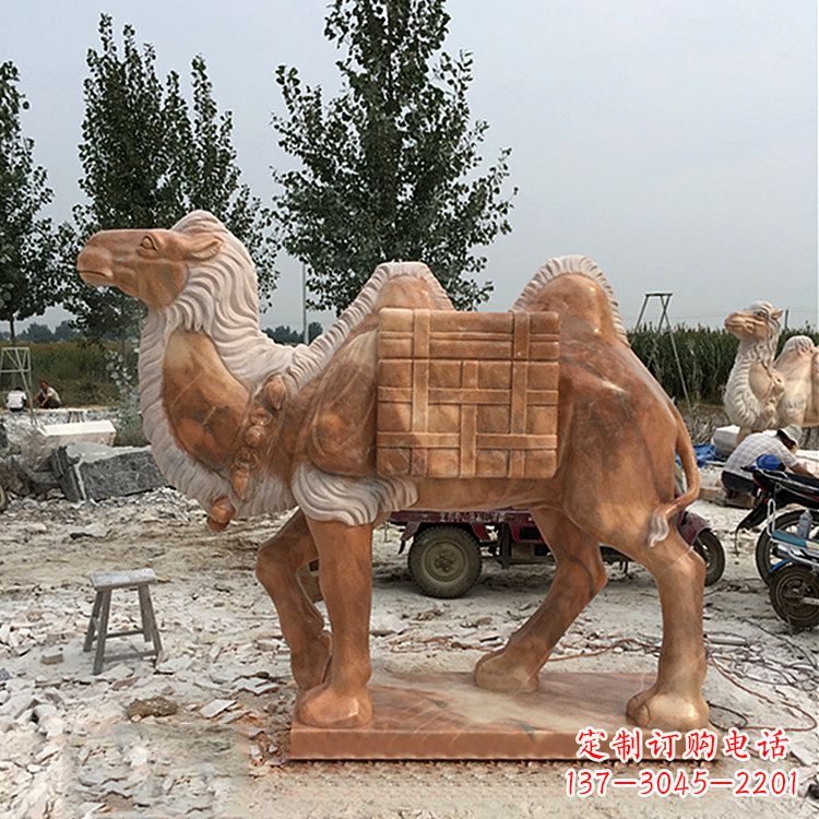海南负重骆驼雕塑—晚霞之红