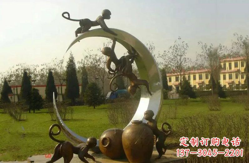 海南不锈钢猴子拉月亮雕塑