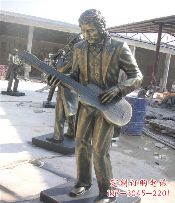 海南西方人物铜吉他雕塑