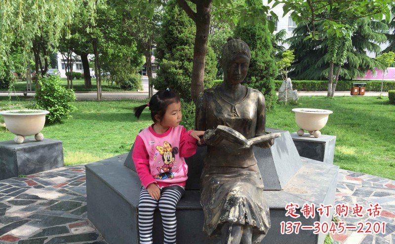 海南优雅可爱的女孩铜雕