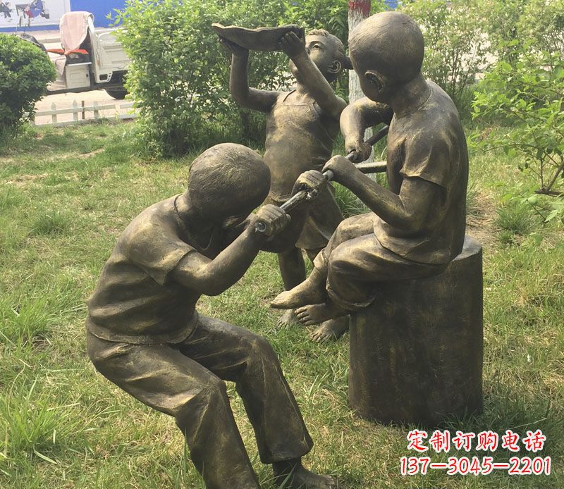 海南公园玩水的儿童铜雕