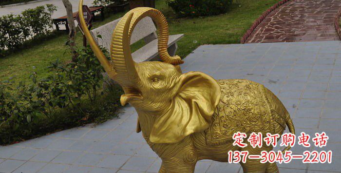 海南呈现自然之美的小象铜雕