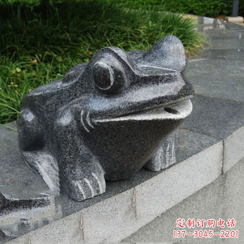 海南活力四射的青蛙喷水雕塑