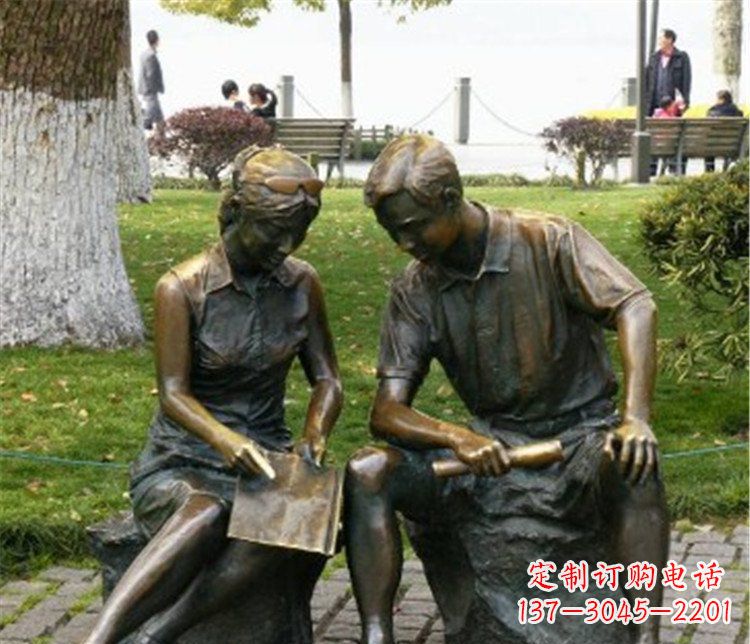 海南讨论问题的学生铜雕