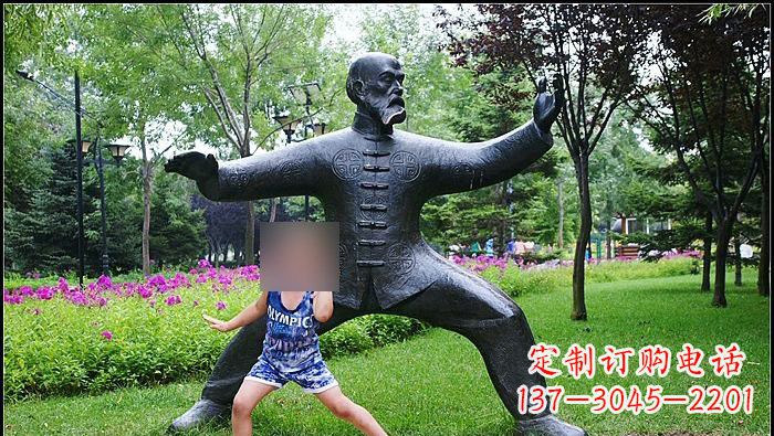 海南铜雕打太极拳的老人