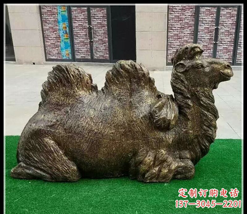 海南卧在草地的骆驼铜雕
