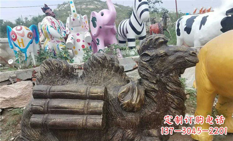 海南卧着的骆驼动物铜雕 (2)