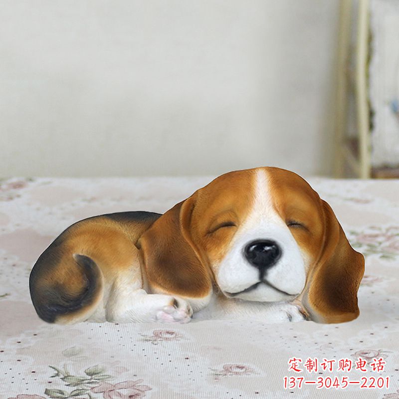 海南卧姿比格犬仿真雕塑,睡觉的小狗狗是内美陈动物雕塑摆件