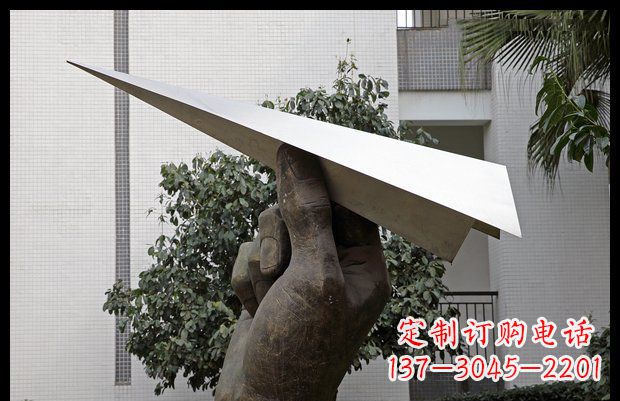 海南小区不锈钢手拿纸飞机雕塑