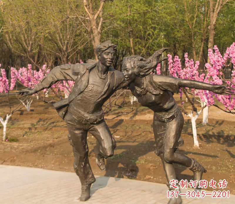 海南游玩的情侣铜雕