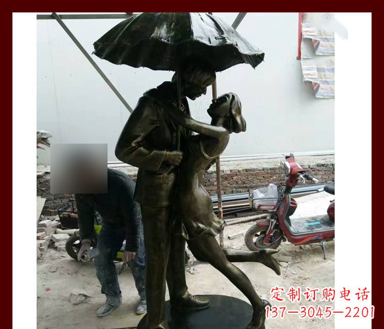 海南雨伞下拥抱的情侣铜雕