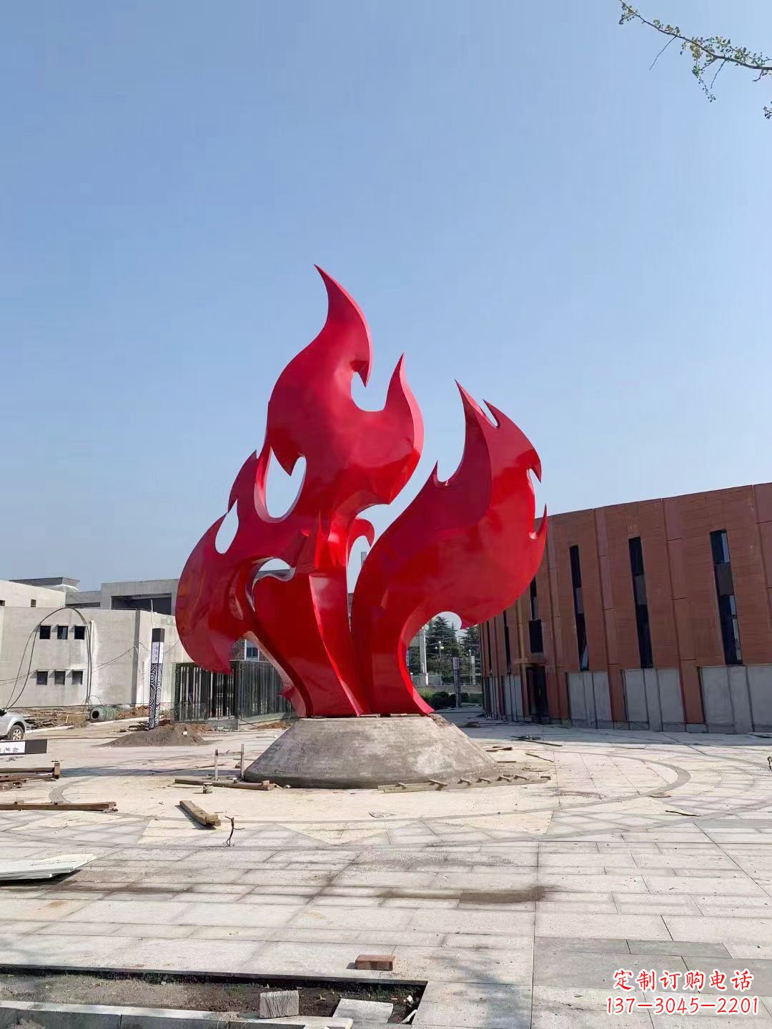 海南大学操场抽象不锈钢火苗雕塑